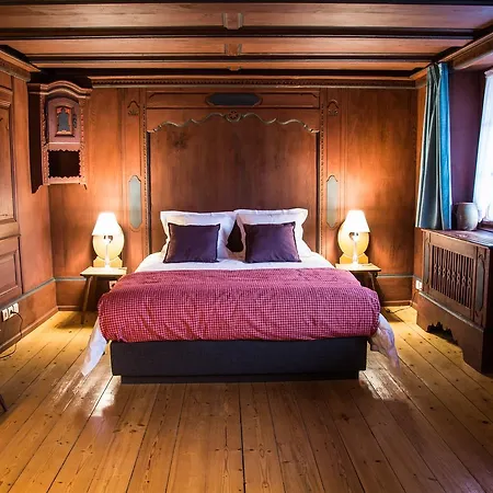 Unter Der Linde Konukevi