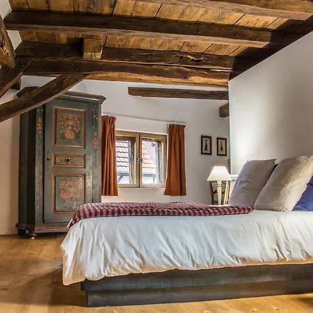 Unter Der Linde Konukevi